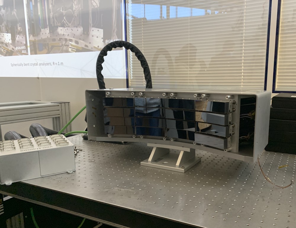 Von Hamos spectrometer with 16 Von Hamos Analyzers (8 Si(111) 110x30 mm² R=500 mm + 8 Si(220) 110x30 mm² R=500 mm) supplied by Saint-Gobain Cristaux & Detecteurs in France.